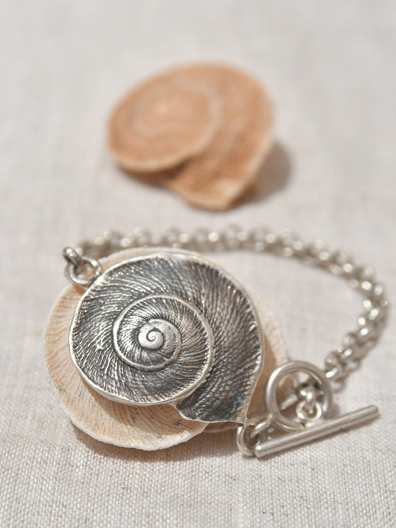 pulsera de plata con caracol de mar en forma de espiral, pulsera marítima, pulsera playera, Almakaia by Heike Otten, pulsera para sirenas del mar