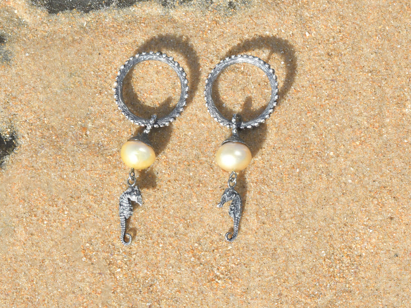 "Seahorse" Silver Earrings with Cultured Pearls from the Southern Ocean