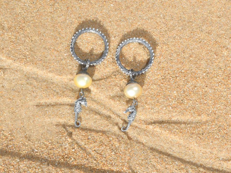 "Seahorse" Silver Earrings with Cultured Pearls from the Southern Ocean