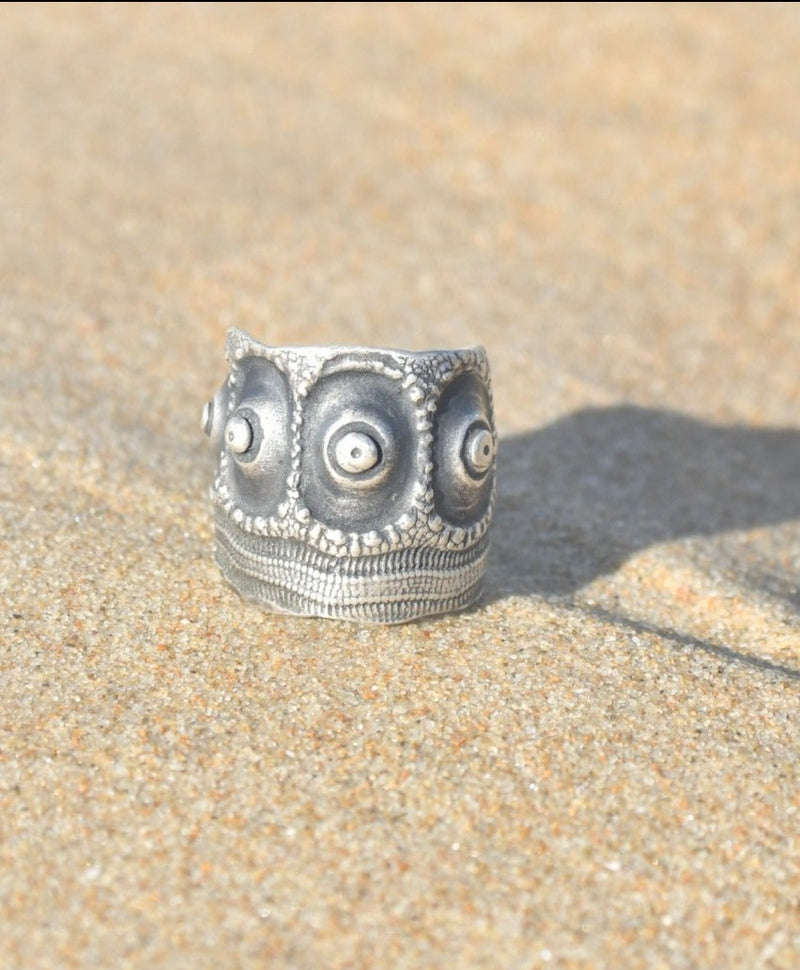 Anillo marítimo Almakaia de plata motivo erizo de mar