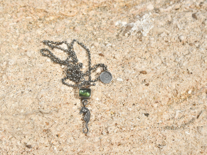 Collar 'Esplendor Marino': Turmalina Verde y Caballito de Mar, Plata con Oro