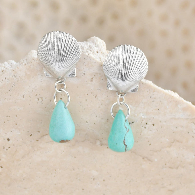 Los pendientes "Cerdeña" capturan la esencia del estilo de vida mediterráneo, trayendo la tranquilidad del mar a tu look diario. Estos pendientes presentan una concha marina elaborada en plata, la adición de una piedra de turquesa genuina aporta un toque vibrante de color, que recuerda a las aguas cristalinas de las playas de Cerdeña, haciéndolos llamativos y elegantes. Almakaia by Heike Otten