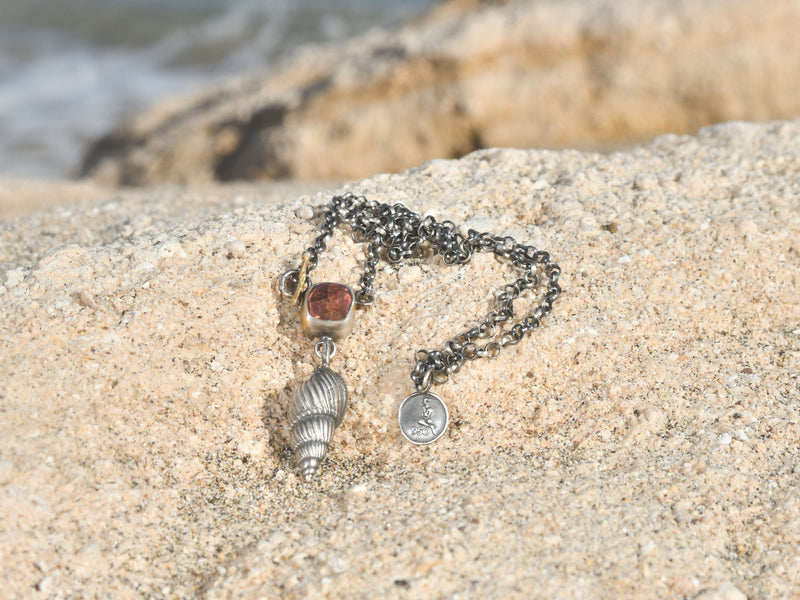 Collar 'Caracol Marino': Delicadeza y Turmalina Roja, Plata con Oro