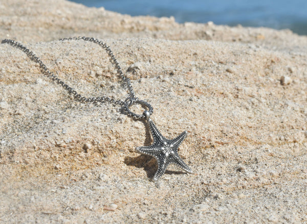 Collar Estrella de Mar Grande en Plata: Textura y Elegancia
