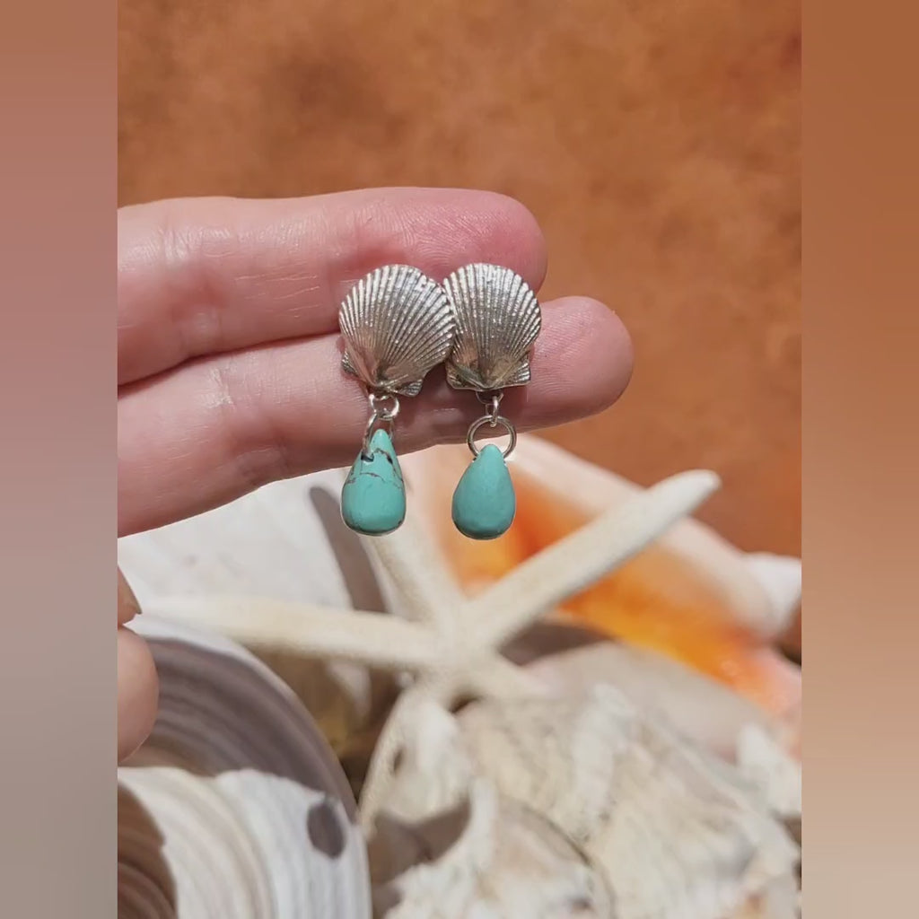 Los pendientes "Cerdeña" capturan la esencia del estilo de vida mediterráneo, trayendo la tranquilidad del mar a tu look diario. Estos pendientes presentan una concha marina elaborada en plata, la adición de una piedra de turquesa genuina aporta un toque vibrante de color, que recuerda a las aguas cristalinas de las playas de Cerdeña, haciéndolos llamativos y elegantes. Almakaia by Heike Otten