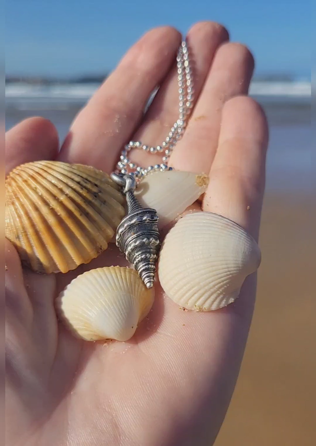 Con una elegancia sutil, el collar 'Susurro del Mar' presenta un colgante de concha con una forma espiral que evoca la delicadeza de las olas al tocar la orilla. Cada detalle finamente labrado en este adorno es un tributo a la riqueza visual del fondo marino. La textura palpable y el diseño intrincado de la espiral hacen que esta pieza sea un emblema de la sofisticación natural. Ideal para quien aprecia la belleza en su estado más puro y busca un toque de distinción en su estilo. Almakaia by Heike Otten.