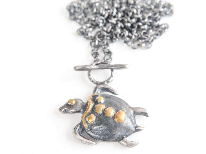 Collar 'Espíritu de Tortuga Antigua': Oro, Plata y Símbolos de Vida