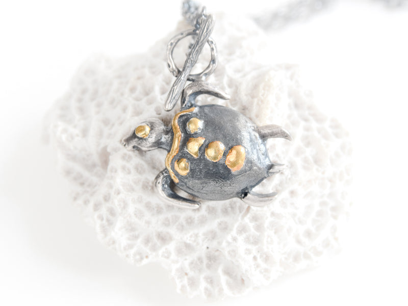 Collar 'Espíritu de Tortuga Antigua': Oro, Plata y Símbolos de Vida