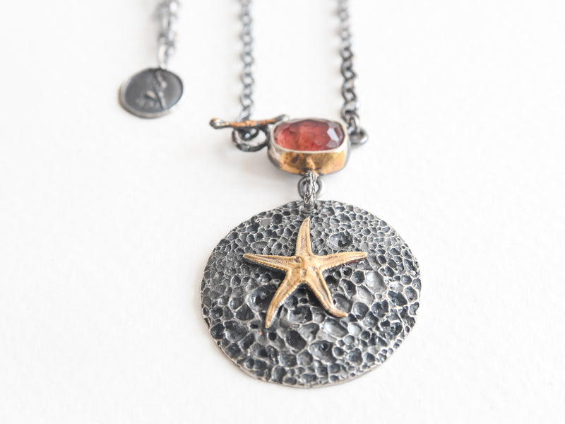 Collar 'Encuentro de Lava y Mar': Estrella de Mar y Turmalina en Colección Kilauea, Plata con Oro