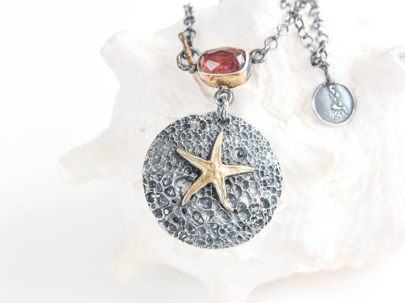 Collar 'Encuentro de Lava y Mar': Estrella de Mar y Turmalina en Colección Kilauea, Plata con Oro