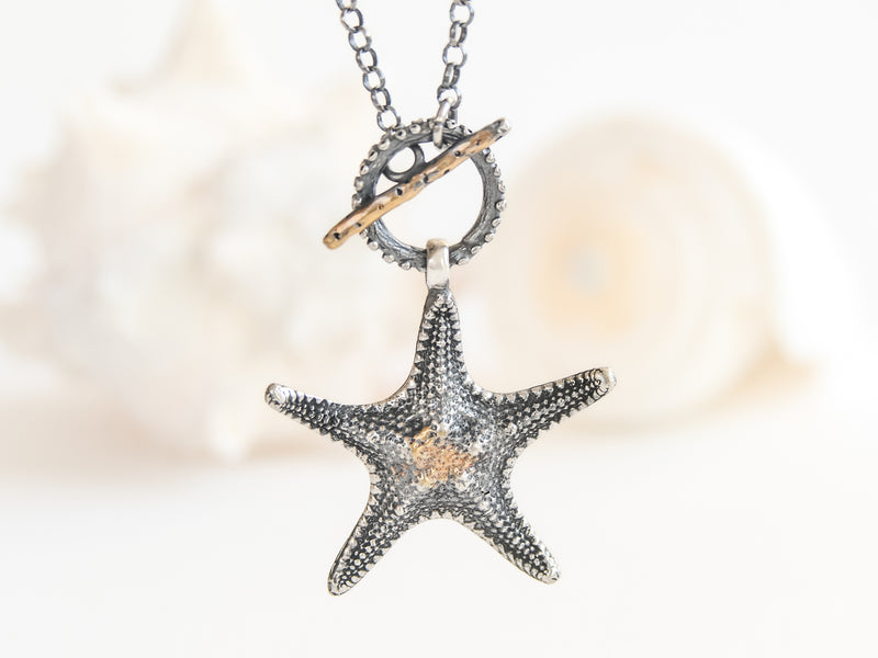 Collar 'Estrella de Mar Dorada': Elegancia y Misterio en Plata y Oro