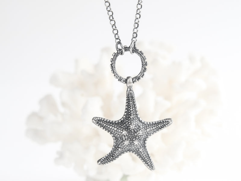 Collar Estrella de Mar Grande en Plata: Textura y Elegancia