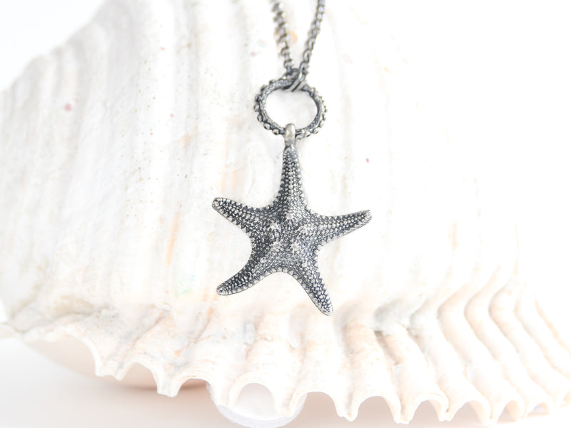 Collar Estrella de Mar Grande en Plata: Textura y Elegancia