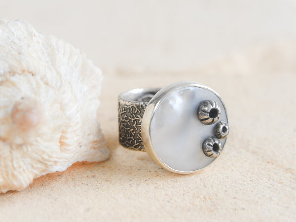 'Pico de Parrot' Ring: Mother of Pearl and Silver with Marine Spirit